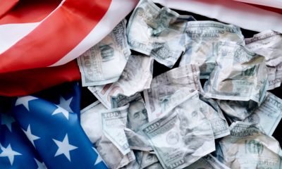 Dólares sobre a bandeira dos Estados Unidos