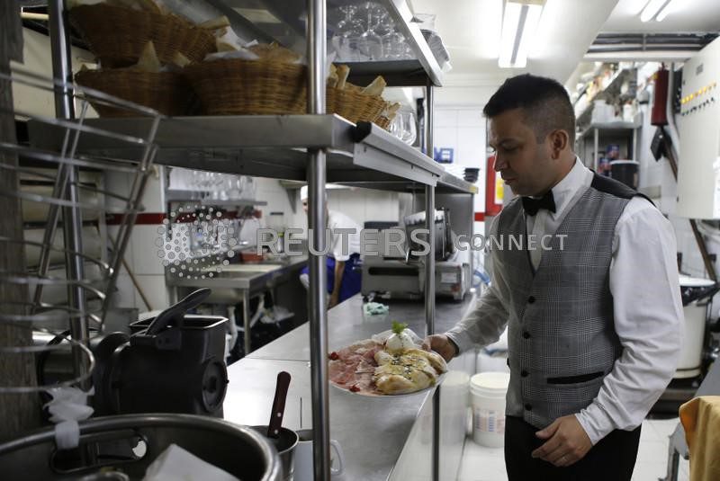 Garçom trabalha em restaurante no Rio de Janeiro