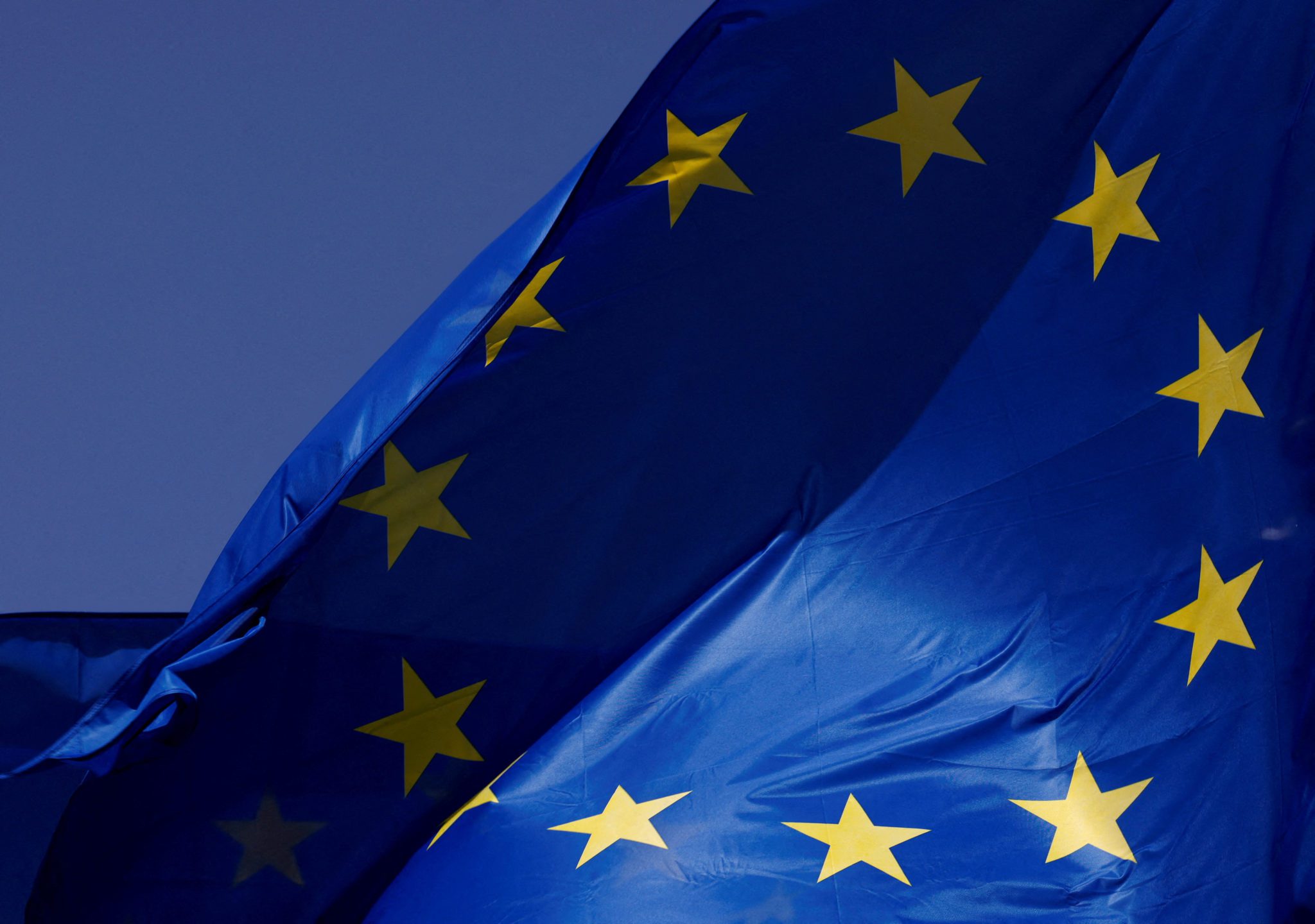 Bandeira da União Europeia na sede da UE em Bruxelas, Bélgica