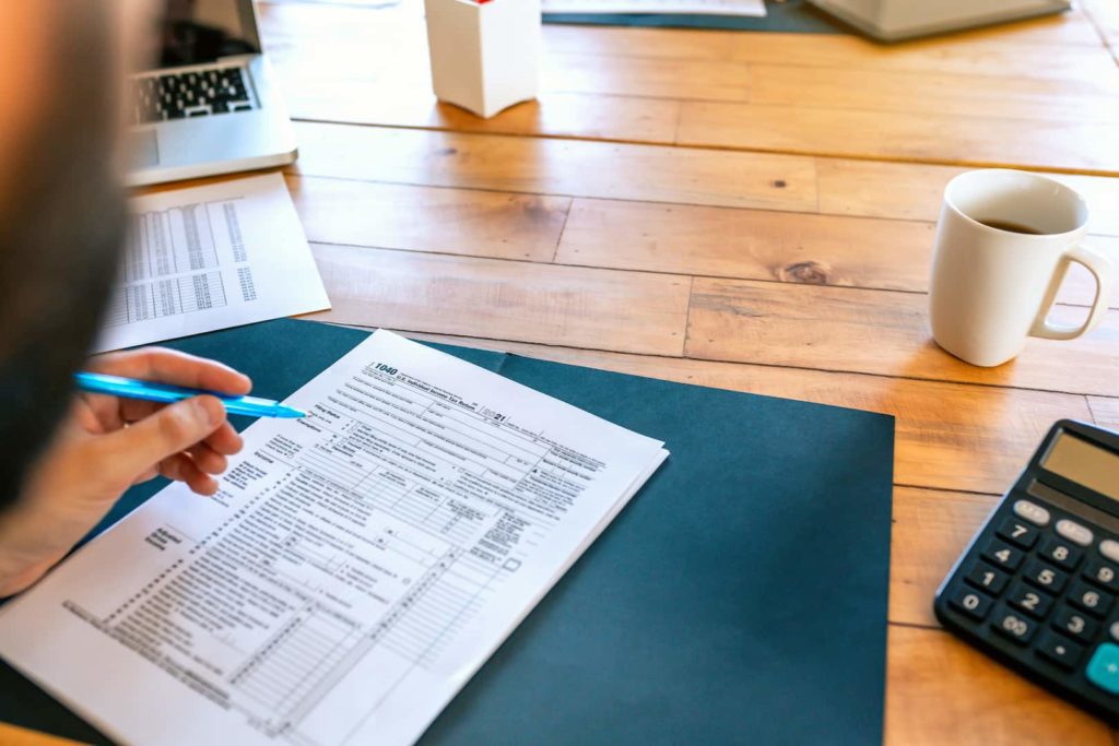 Existem diversos documentos para comprovar renda sendo MEI, mas pode ser necessário verificar quais são aceitos pela empresa ou instituição. (Foto: Shutterstock / David Pereiras)