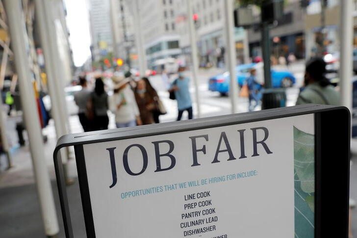 Placa sinaliza feira de trabalho em Nova York
