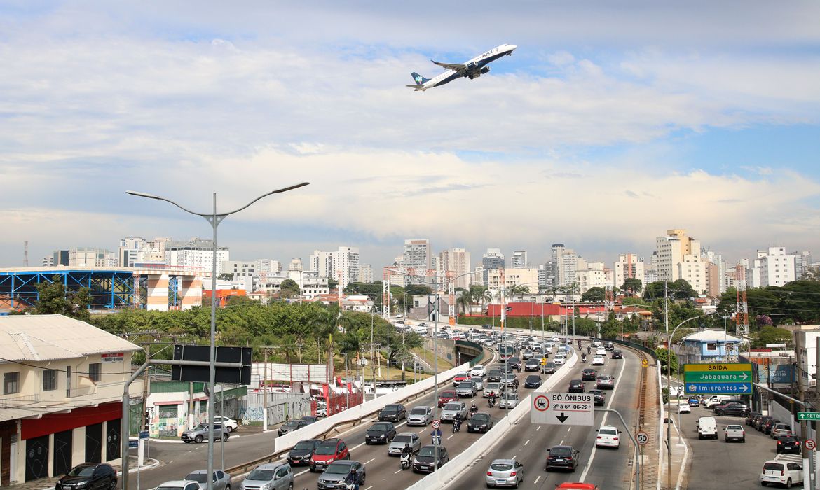 Avião da Azul decola do aeroporto de Congonhas, em São Paulo. (Foto: Rovena Rosa/Agência Brasil)