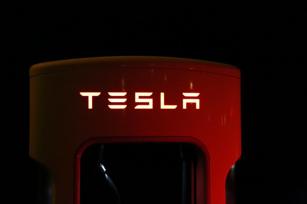 Ações da Tesla despencam com problemas logísticos e vendas atrás da produção