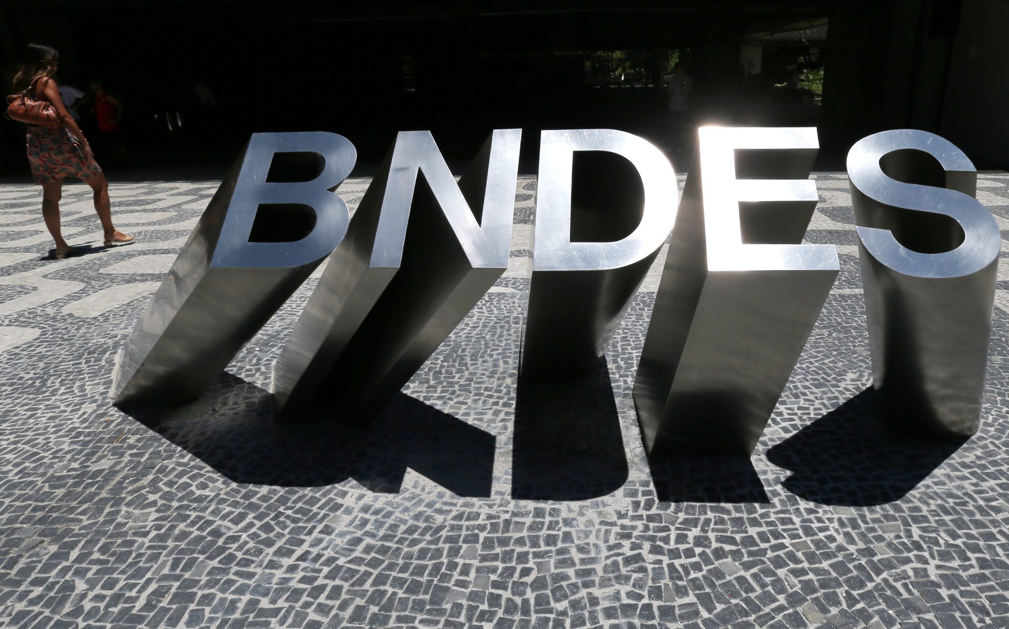 Logo do BNDES em frente à sede do banco