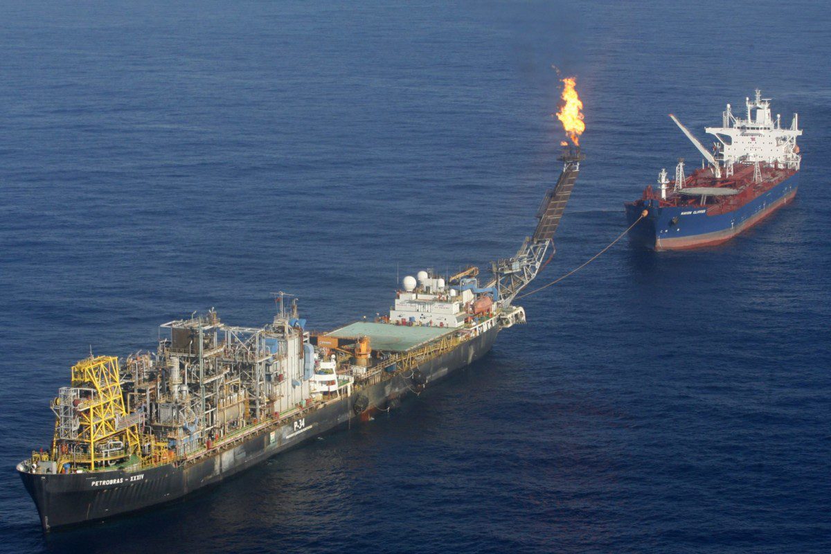 Vista aérea de plataforma de petróleo na Bacia de Campos, litoral do Espírito Santo