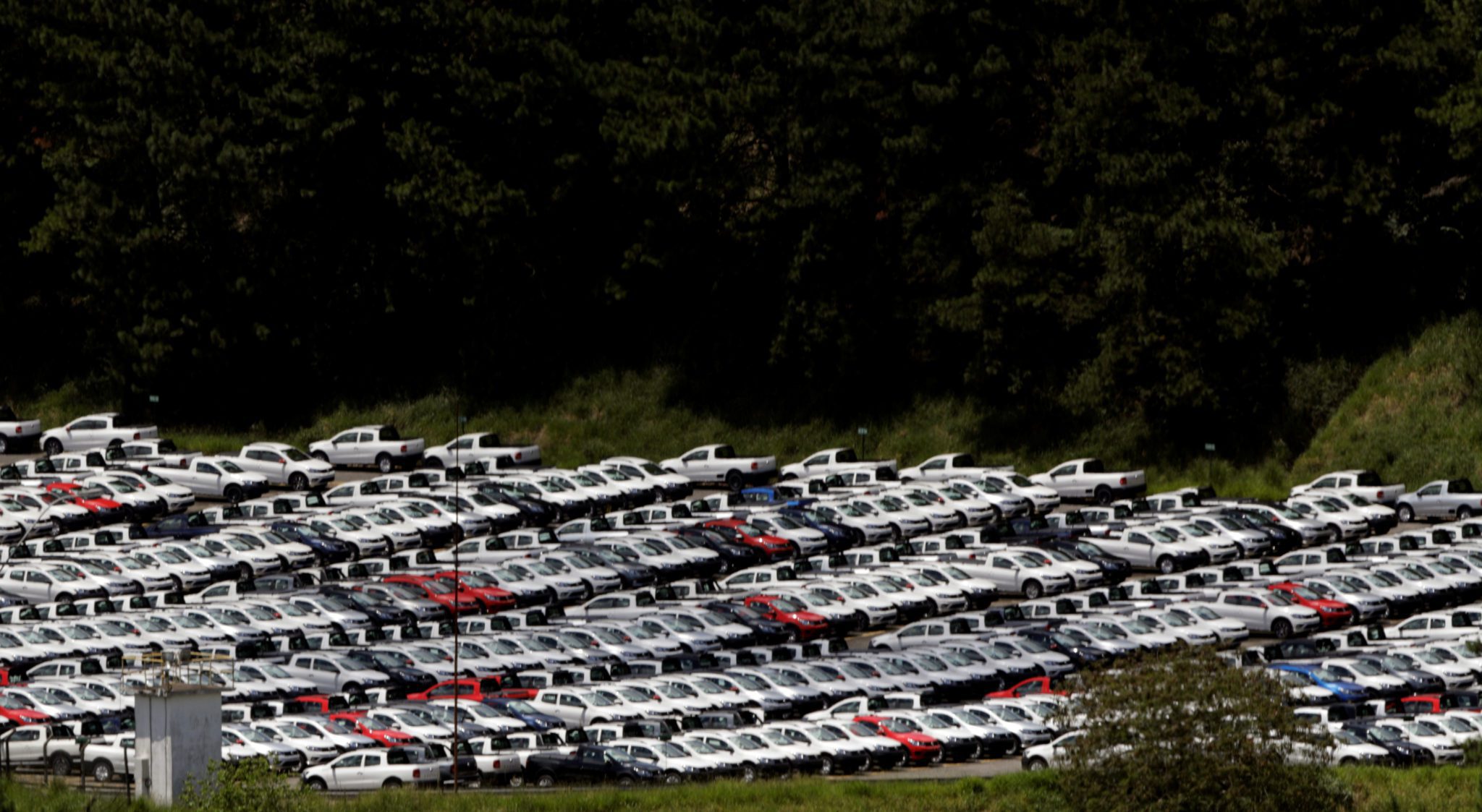 Carros recém-produzidos em estacionamento de fábrica em São Bernardo do Campo, SP