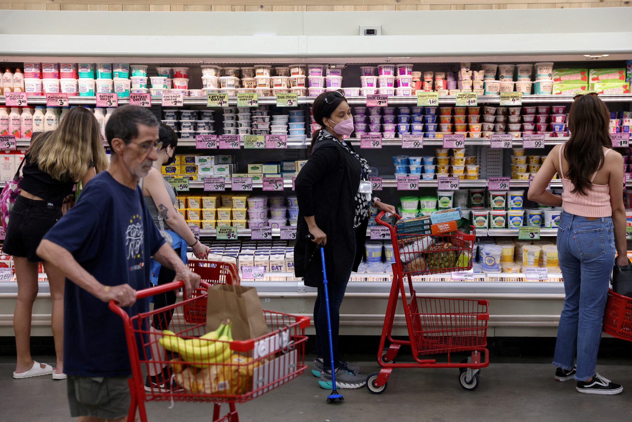 Consumidores fazem compras em supermercado de Nova York