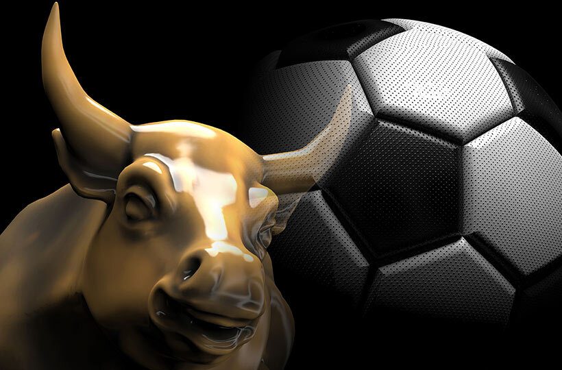 Imagem de um touro ao lado de bola de futebol