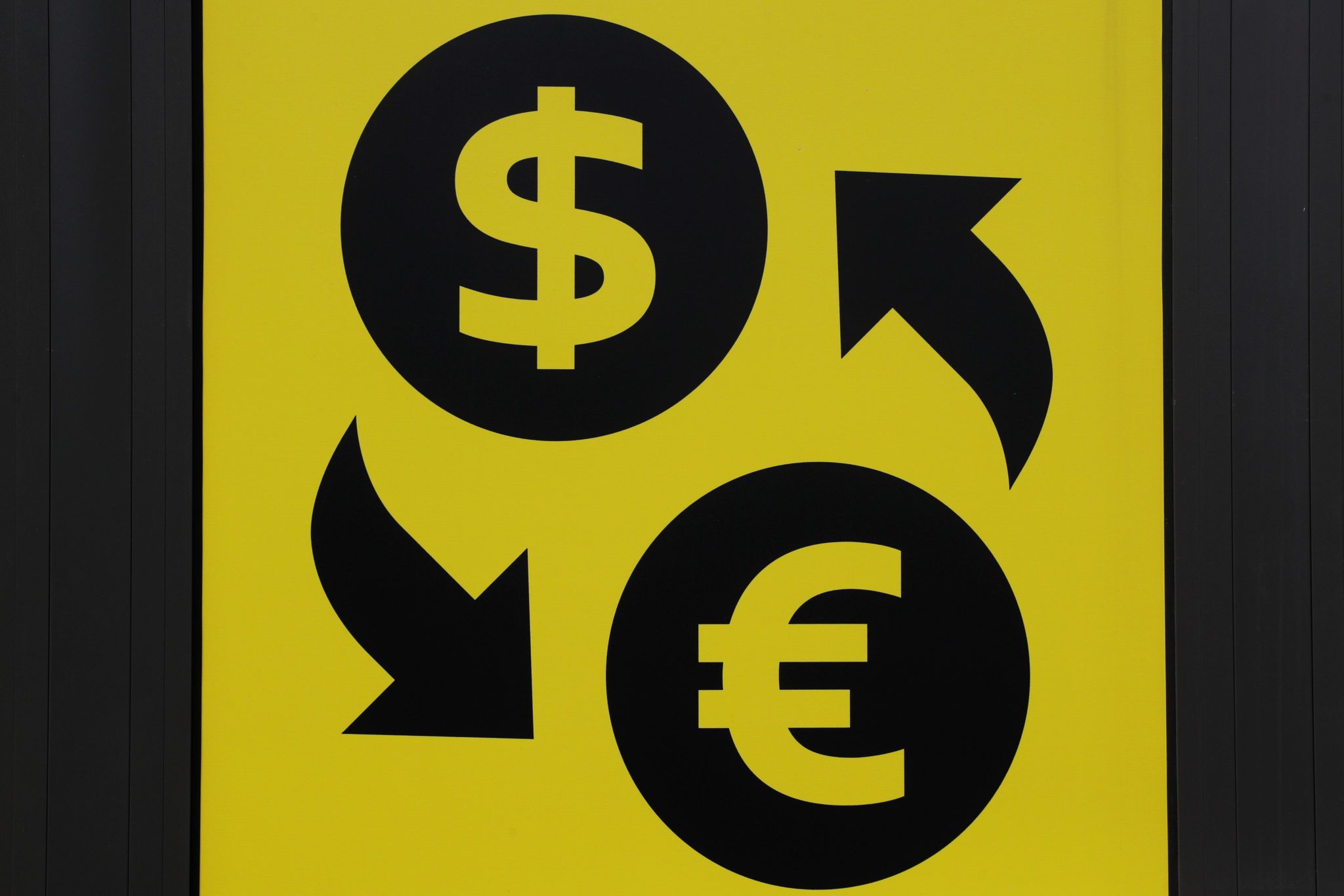 Símbolos do dólar e do euro retratados em casa de câmbio em Kiev, Ucrânia