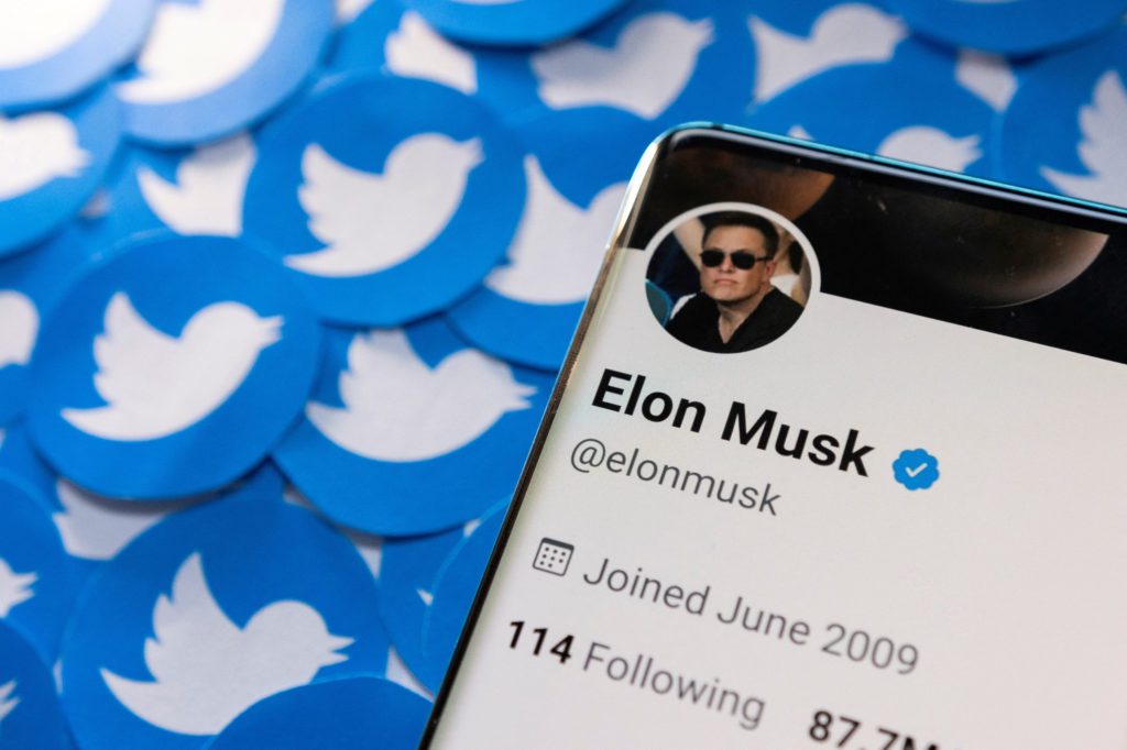 celular com perfil no twitter de elon musk e embaixo dele, vários logos do aplicativo