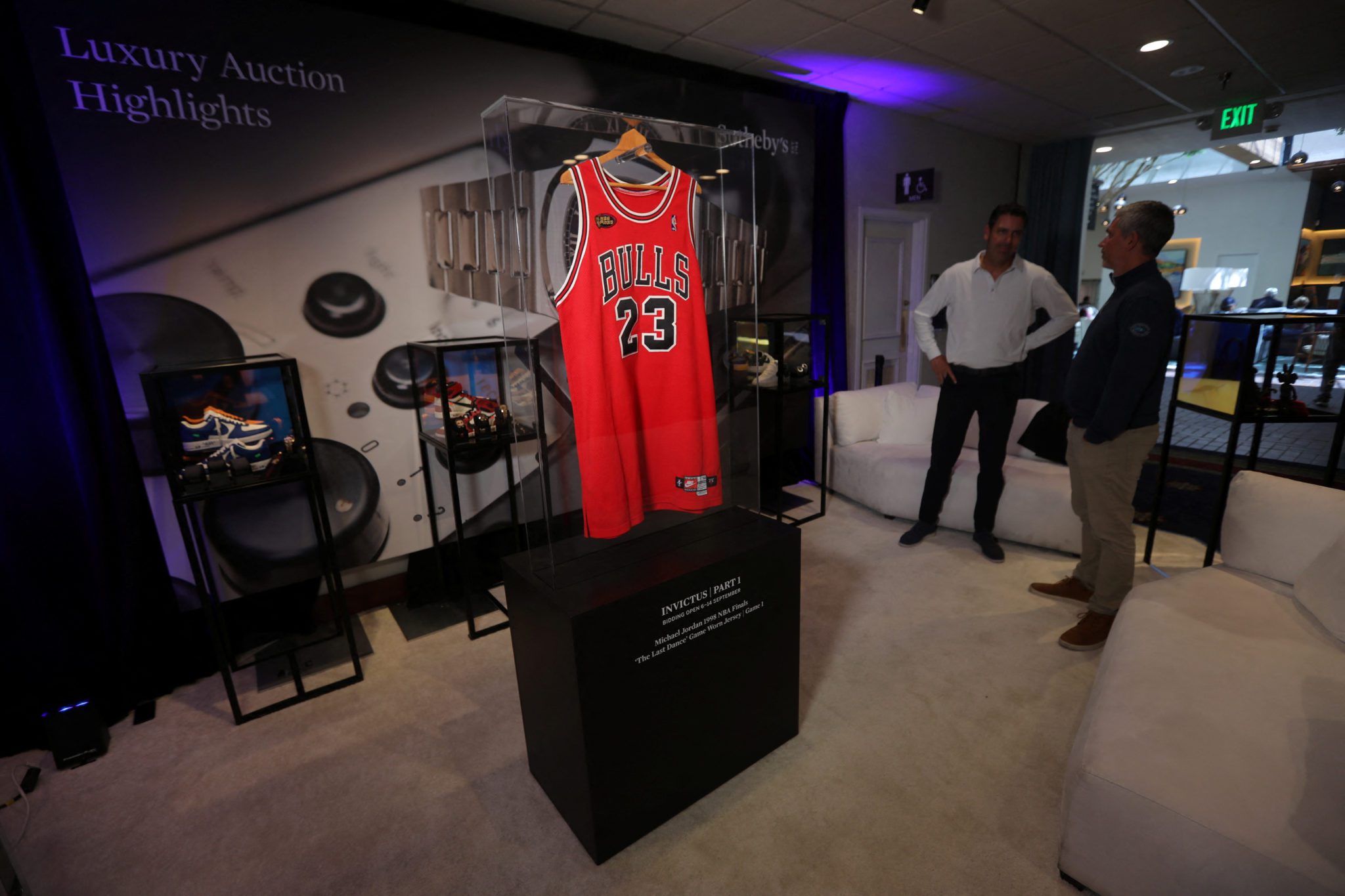 A camisa usada por Michael Jordan nas finais da NBA de 1998 é vista em exibição na Califórnia antes de leilão