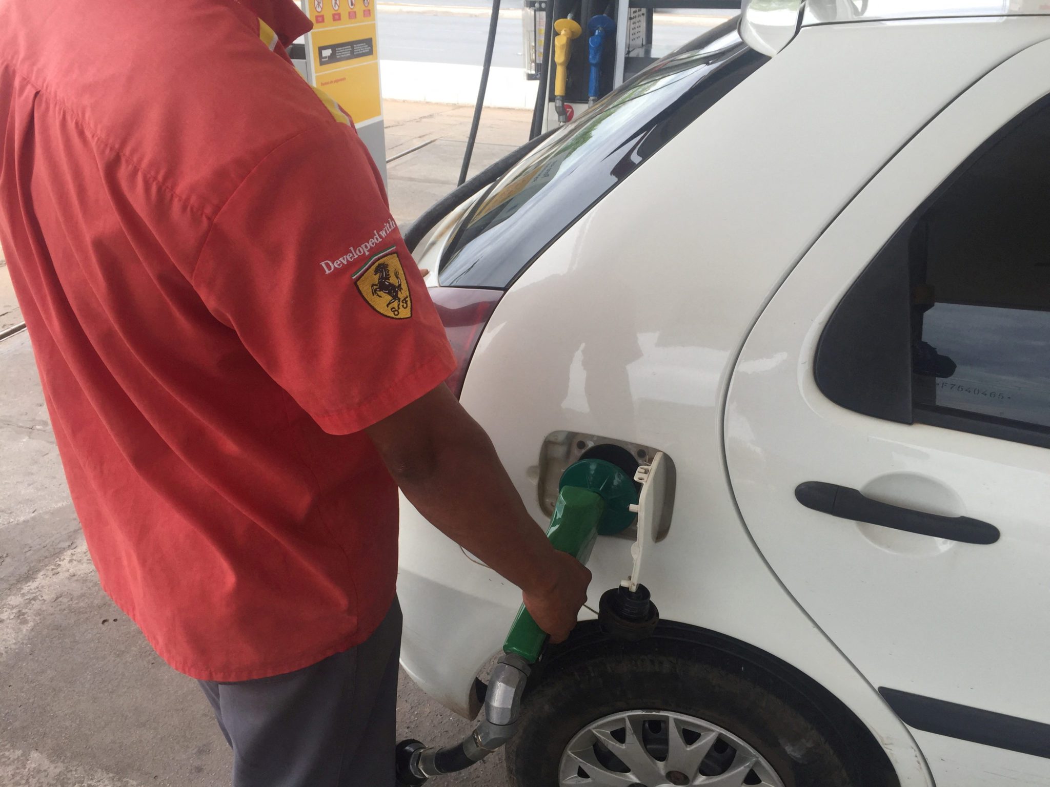 Frentista abastece carro em posto de gasolina em Cuiabá