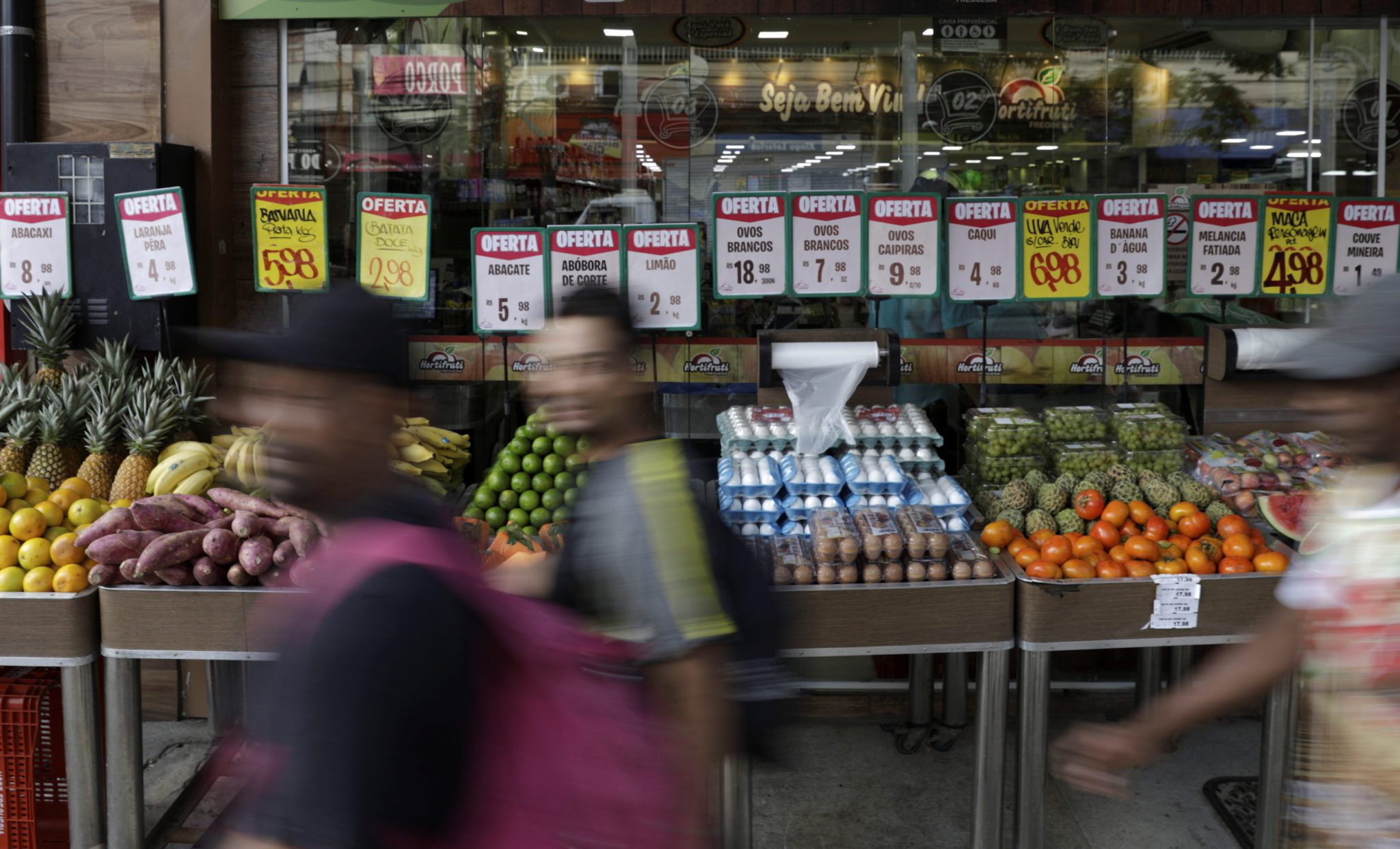 Preços de alimentos exibidos em supermercado no Rio de Janeiro