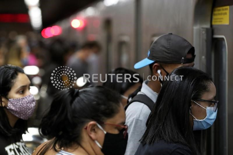 Pessoas se juntam para entrar em um trem em estação de metrô de São Paulo