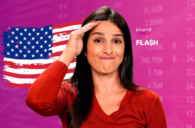 fabiana ortega, apresentadora do investnews, com a mão na cabeça e atrás dela a bandeira dos EUA