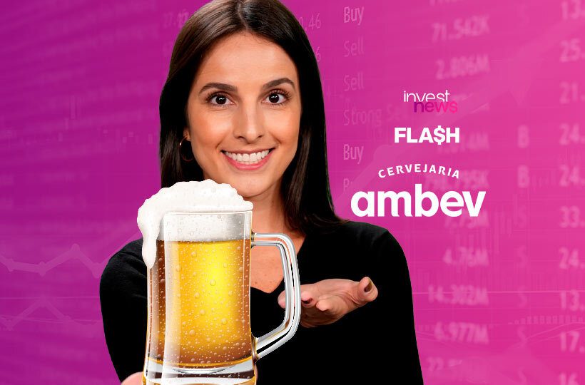 fabiana ortega, apresentadora do investnews, com a mão estendida e à sua frente um desenho de copo de cerveja e ao fundo o logotipo da empresa AMBEV