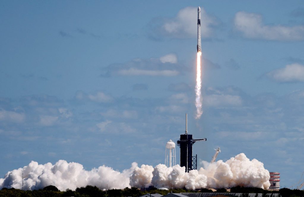 oguete da SpaceX decola com próxima tripulação da Nasa para a estação espacial