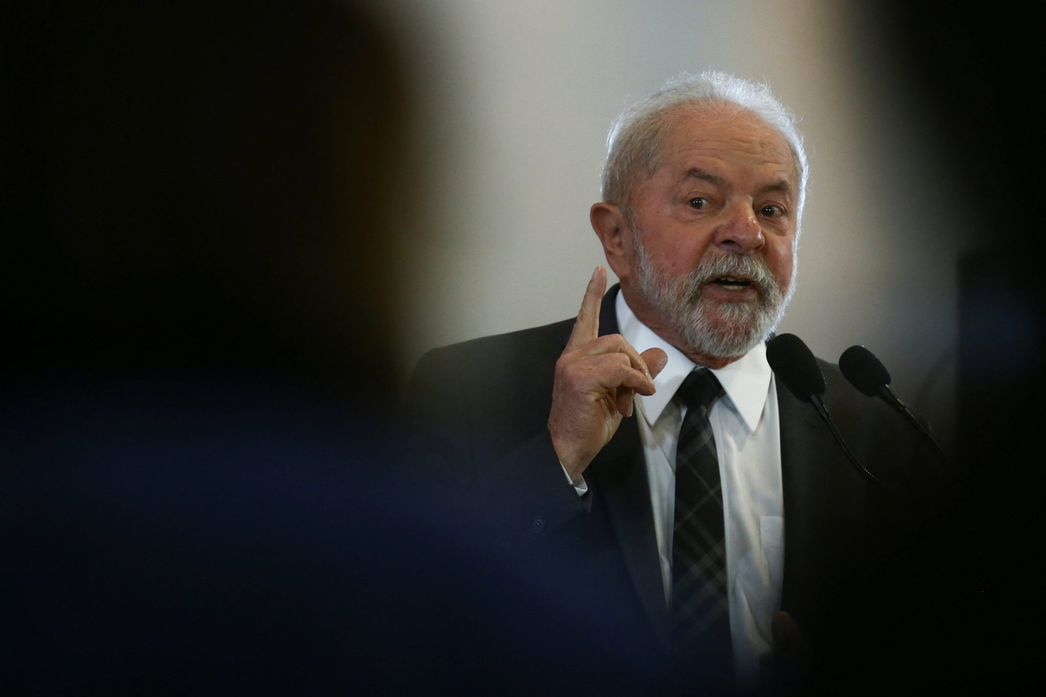 presidente eleito do Brasil, Luiz Inácio Lula da Silva, com o dedo apontado para cima