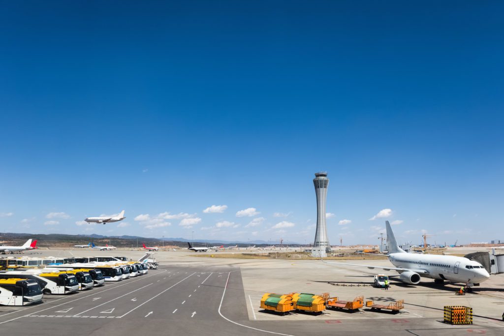 cena do aeroporto de torre de controle de tráfego e asfalto contra um céu azul, Yunnan, China