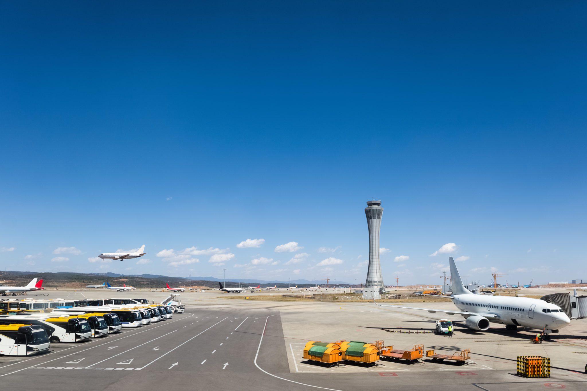 cena do aeroporto de torre de controle de tráfego e asfalto contra um céu azul, Yunnan, China