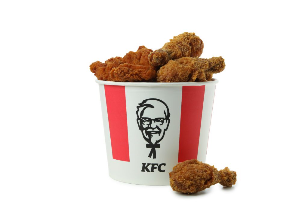 Balde com frangos fritos da KFC