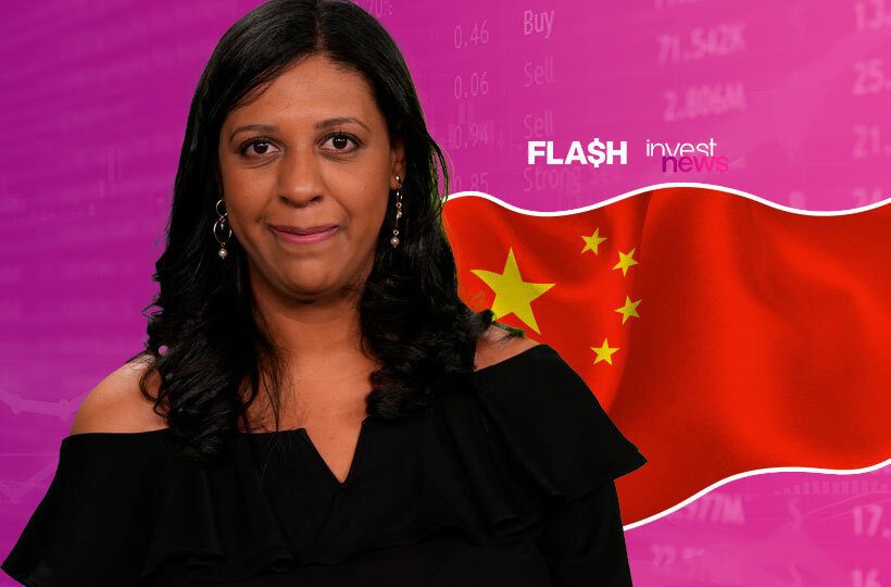 tatiana santiago, apresentadora do investnews, e ao fundo, bandeira da China