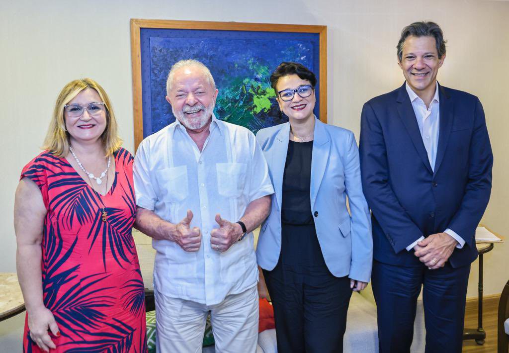 O presidente eleito Luiz Inácio Lula da Silva, junto do futuro ministro da Fazenda, Fernando Haddad, acompanhados de Rita Serrano (e) e Tarciana Medeiros.