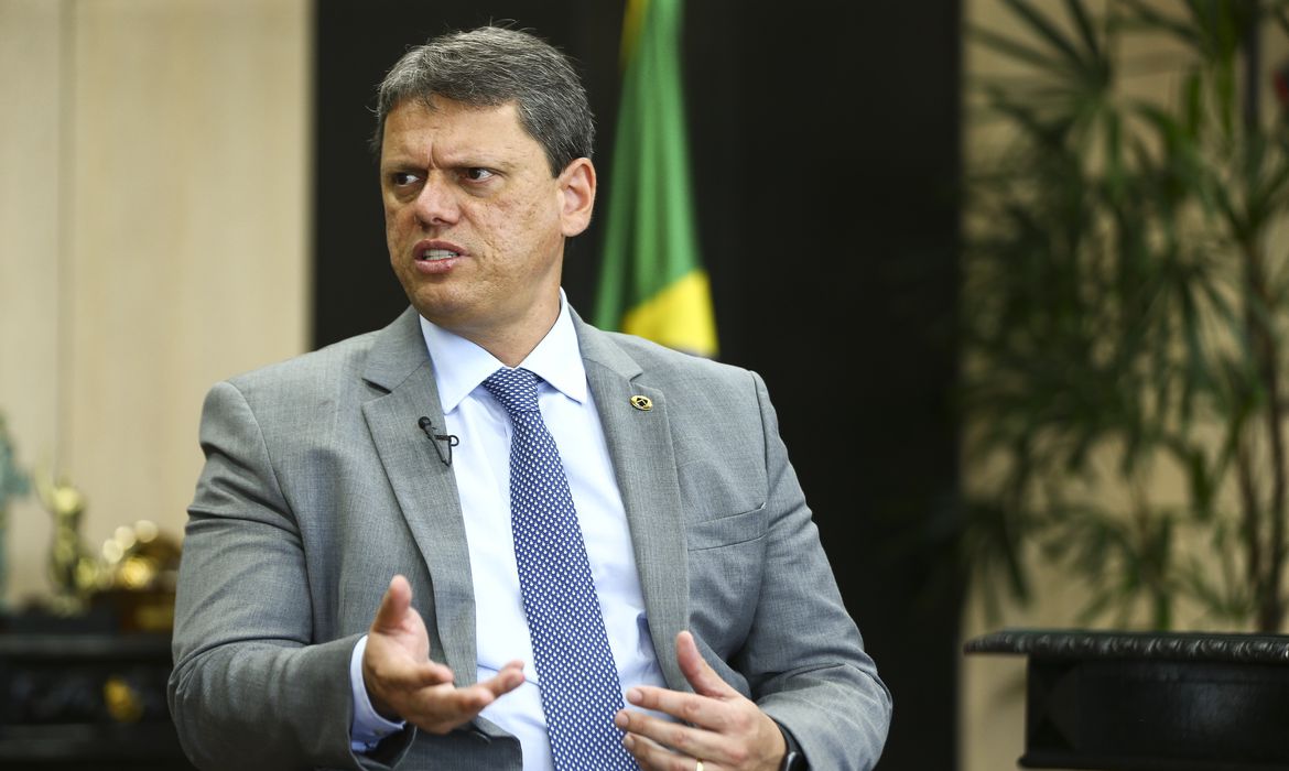 O ministro da Infraestrutura, Tarcísio Gomes de Freitas, durante entrevista.