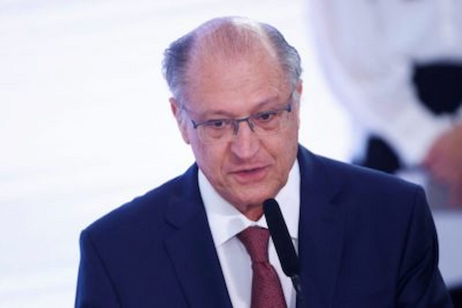Vice-presidente Alckmin falando ao microfone