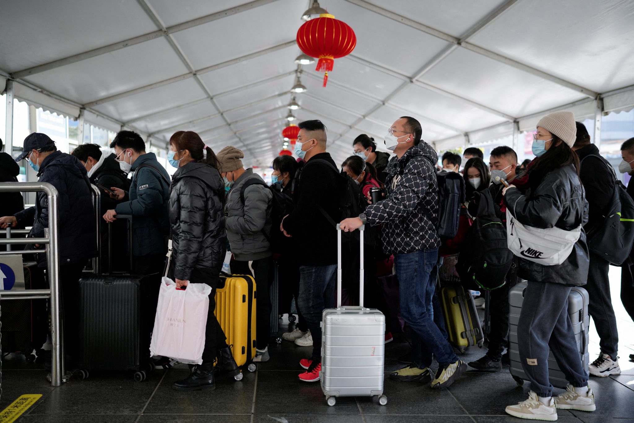 Chineses viajam para cidades natais e feriado aumenta os riscos da Covid