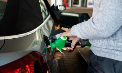 ilustração de homem abastecendo o carro com gasolina