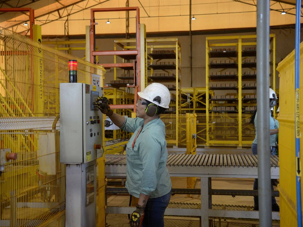 Operação da Fábrica de Blocos na Mina do Pico, produzidos a partir de rejeitos da mineração, no Complexo Vargem Grande da Vale, em Minas Gerais. (Foto: Tomaz Silva/Agência Brasil)