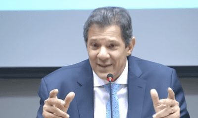 O ministro da Fazenda, Fernando Haddad, durante anúncio do novo arcabouço fiscal em 30/03/2023. (Imagem: Reprodução/Youtube/TV Brasil)