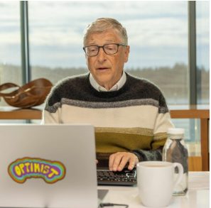 Foto do Bill Gates a frente do computador