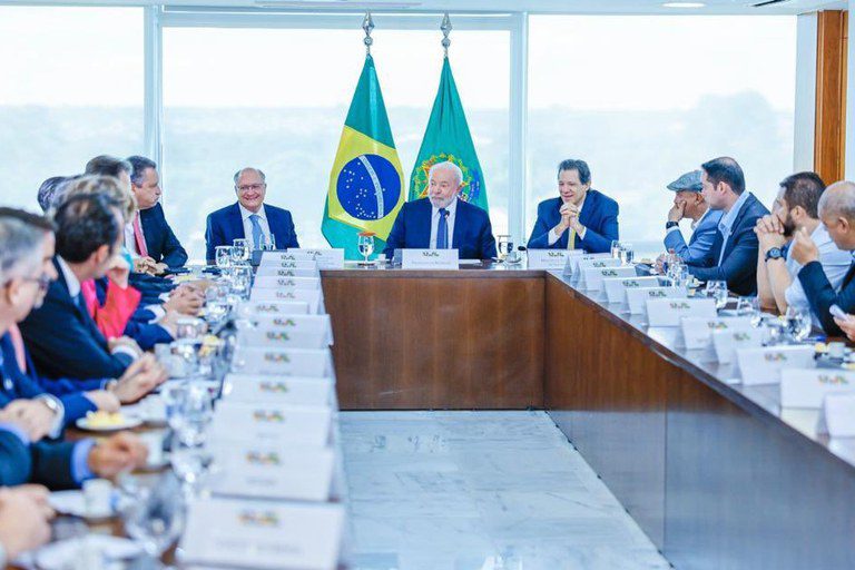 O presidente Lula (C), o vice Geraldo Alckmin e o ministro Fernando Haddad (Fazenda) durante reunião com representantes da indústria automobilística no Palácio do Planalto, em Brasília (DF). (Foto: Ricardo Stuckert / PR)
