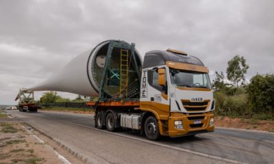 Grandes caminhões transportam peças de turbinas eólicas para os parques eólicos em expansão perto do Morro do Chapeu, Bahia (Foto: Maria Magdalena Arrellaga/Bloomberg)