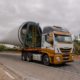 Grandes caminhões transportam peças de turbinas eólicas para os parques eólicos em expansão perto do Morro do Chapeu, Bahia (Foto: Maria Magdalena Arrellaga/Bloomberg)