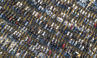 Vista aérea de um estacionamento de carros