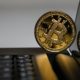 Bitcoin bate US$ 60 mil e se aproxima de máxima histórica, com analistas prevendo mais avanço