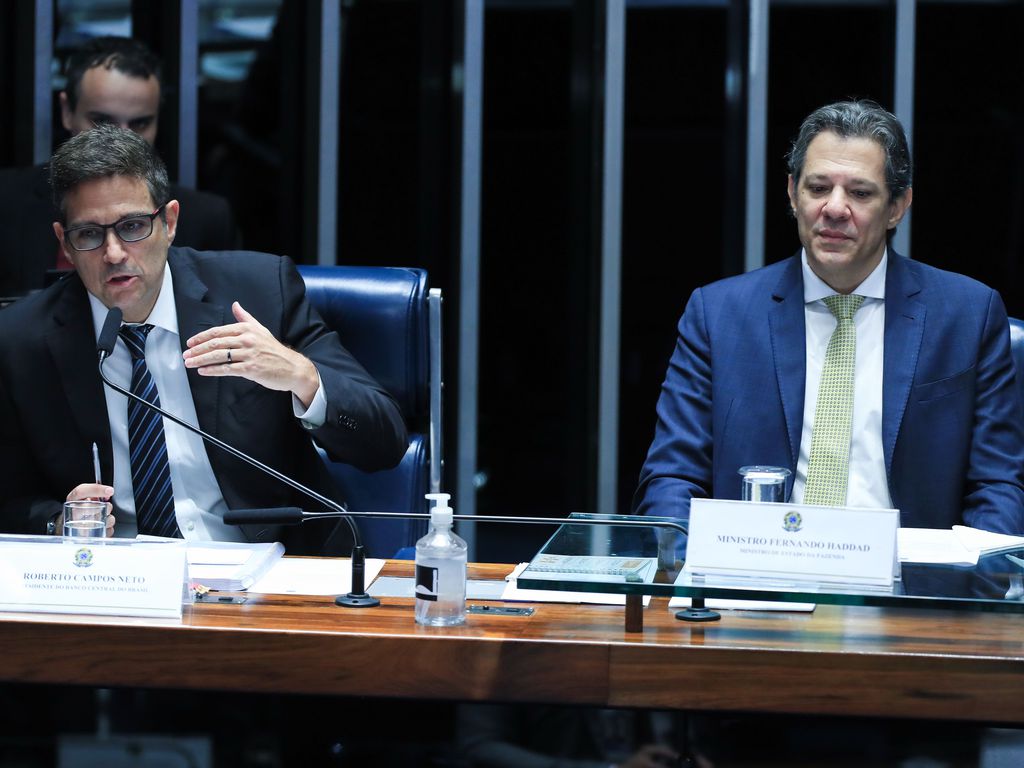 Ministro da Fazenda, Fernando Haddad, e o presidente do Banco Central, Roberto Campos Neto, durante sessão de debates temáticos para discutir juros, inflação e crescimento. (Foto Lula Marques/ Agência Brasil)