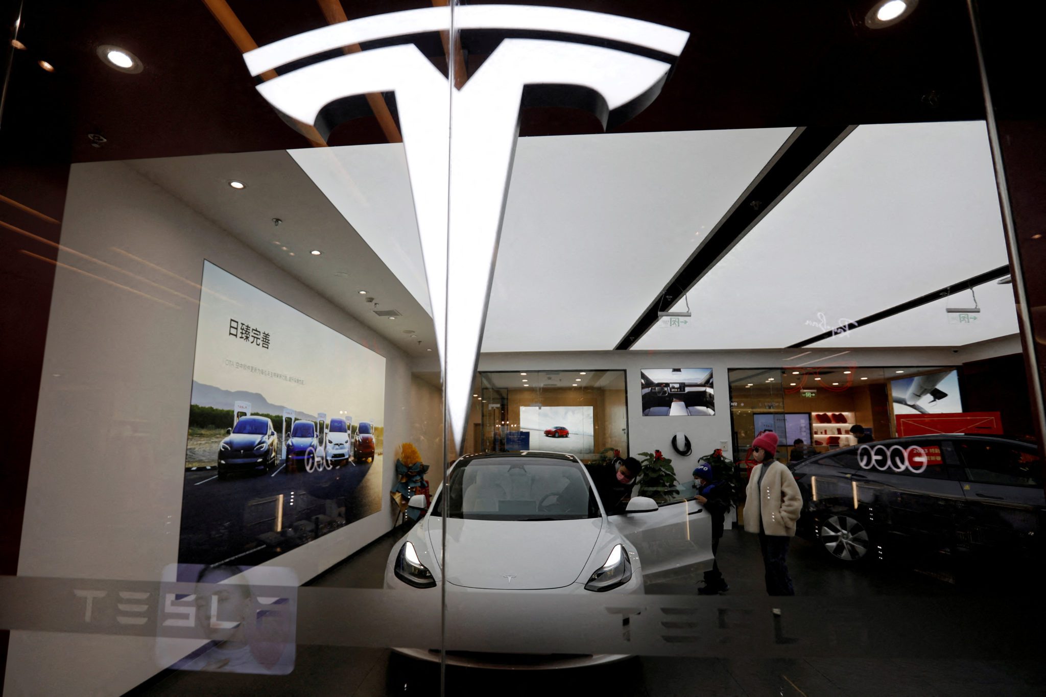 Com menor demanda, Tesla registra forte queda nos lucros no primeiro trimestre