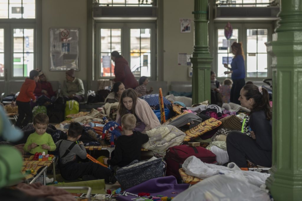 Mulheres e crianças em fuga da Ucrânia se reúnem na estação de trem de Przemysl, em 2 de março de 2022. (Foto: Bloomberg)