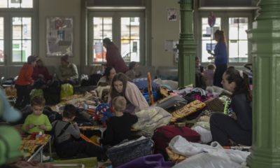 Mulheres e crianças em fuga da Ucrânia se reúnem na estação de trem de Przemysl, em 2 de março de 2022. (Foto: Bloomberg)