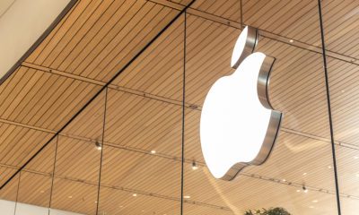 Logo da Apple em Led, atrás de uma tela de vidro, ilustrando o tema "história da apple"