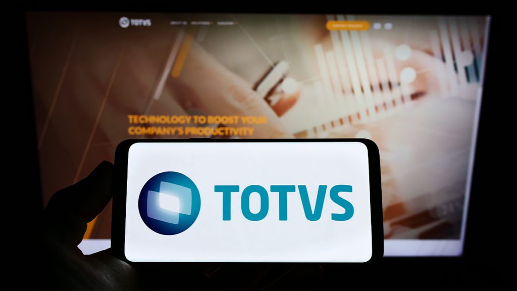 Logo da TOTVS em tela de celular