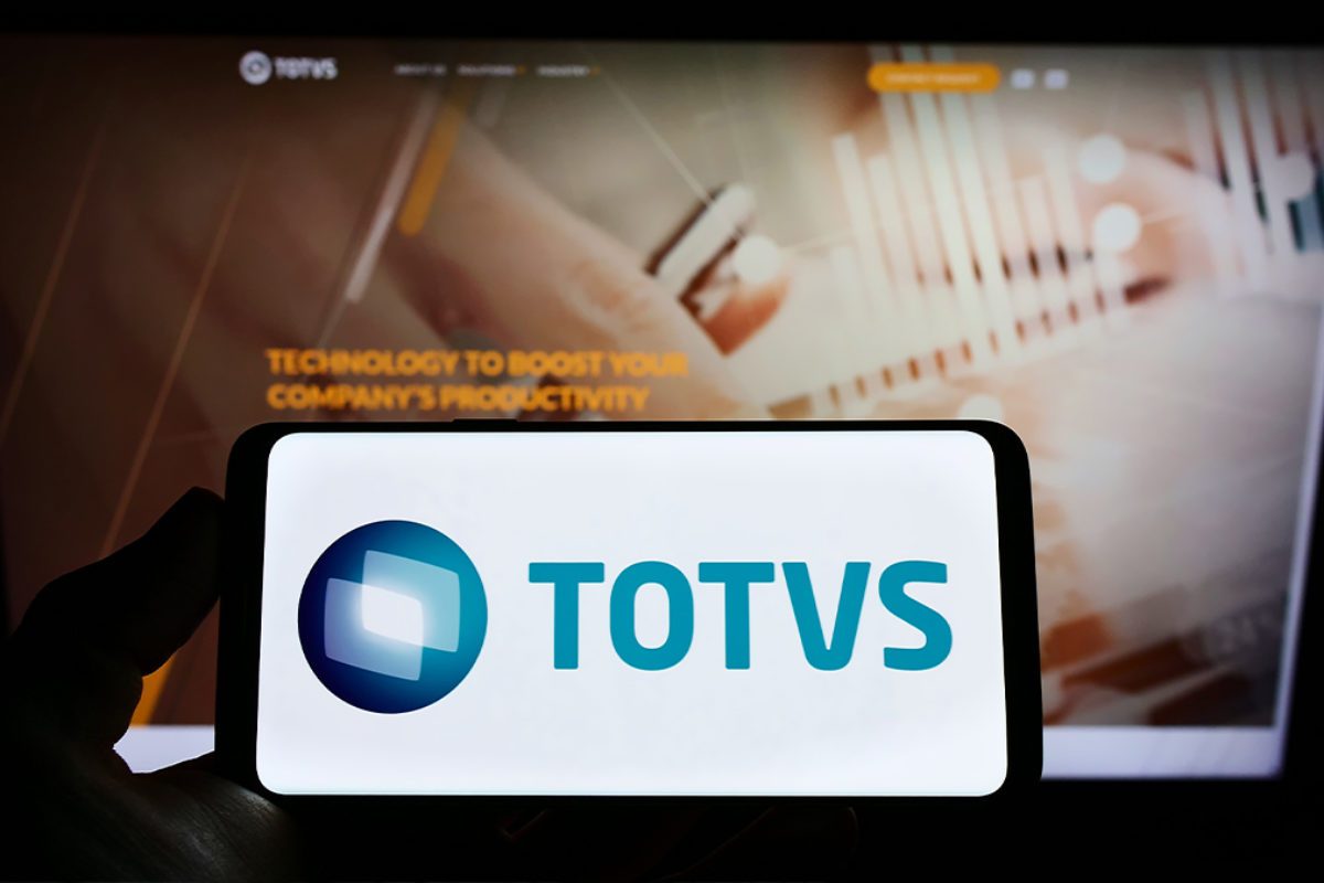Logo da TOTVS em tela de celular