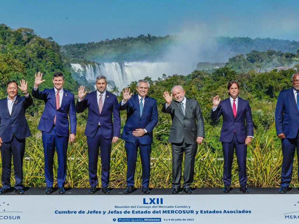 Presidente Lula participa da Cúpula de Chefes e Chefas de Estado do MERCOSUL, em Puerto Iguazú, Argentina. Presidentes participantes posam para a foto oficial. (Foto: Ricardo Stuckert/PR)