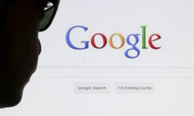 Imagem mostrando uma pessoa olhando para uma tela de computador, com a aba de pesquisa do Google aberta, ilustrando o tema "a história do Google"