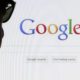 Imagem mostrando uma pessoa olhando para uma tela de computador, com a aba de pesquisa do Google aberta, ilustrando o tema "a história do Google"