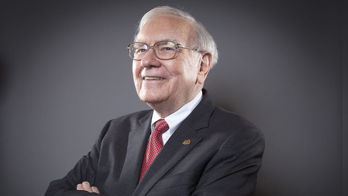 Buffett sobe ao palco no evento da Berkshire, faz homenagem a Munger e reduz participação na Apple
